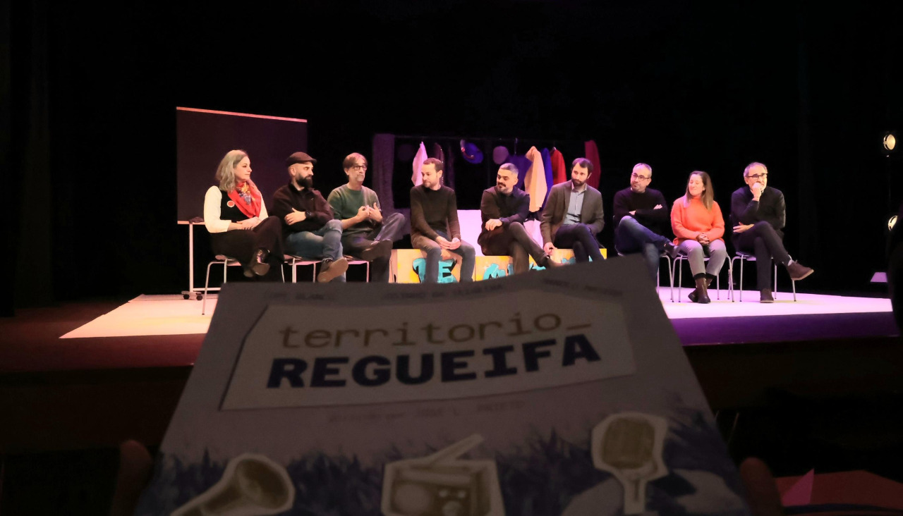 El elenco, dirección, Ainé, Centro Dramático, FIOT y Concello en la presentación del espectáculo | mar casal