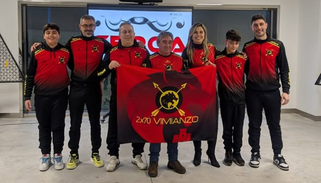 Los asistentes al acto posando con las nuevas equipaciones