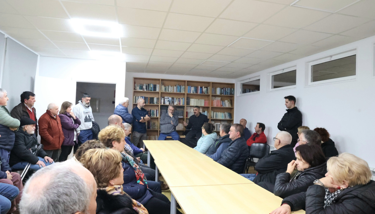 Reunión del gobierno carballés con los vecinos de Razo