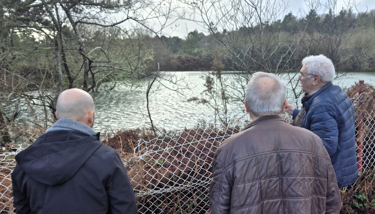 Los ediles Luis Lamas y Miguel Vales comprobaron este jueves el estado de la otra balsa