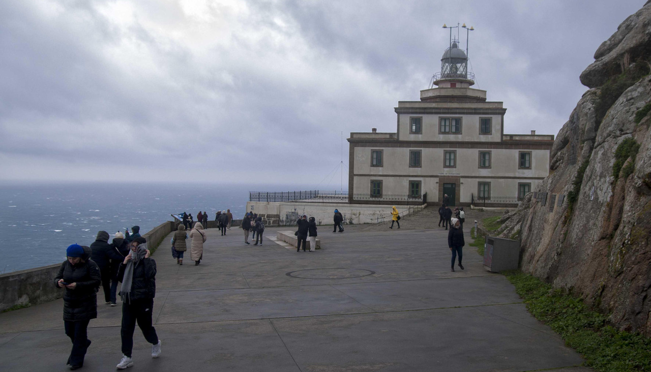 Faro Fisterra, uno de los lugares más turísticos de la zona.jpg