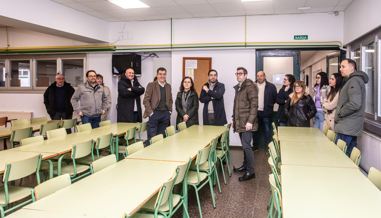 Román Rodríguez estuvo acompañado por el alcalde, Alberto Romar, miembros de la corporación y profesorado