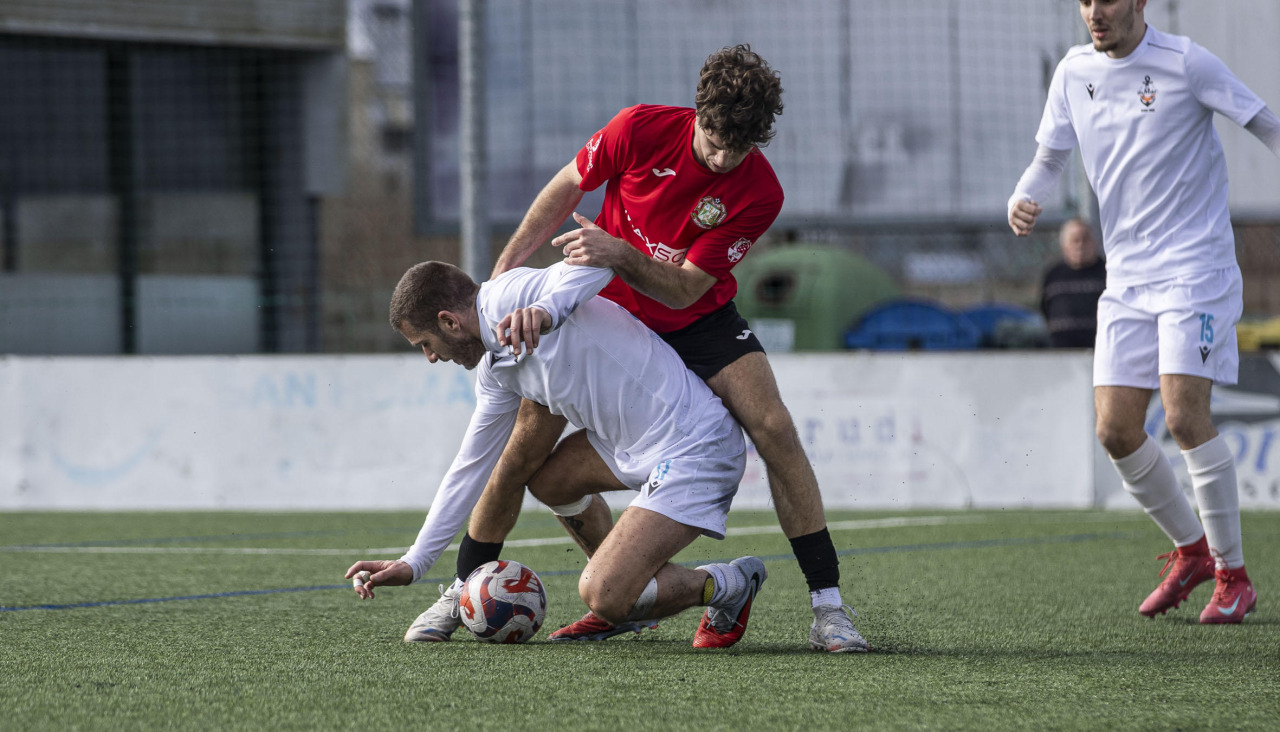 Una acción del Club do Mar-Bastavales disputado ayer en el Municipal de A Laracha