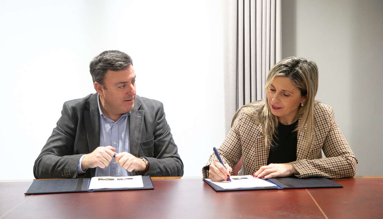 El presidente de la Diputación y la alcaldesa de Vimianzo, durante la firma del convenio
