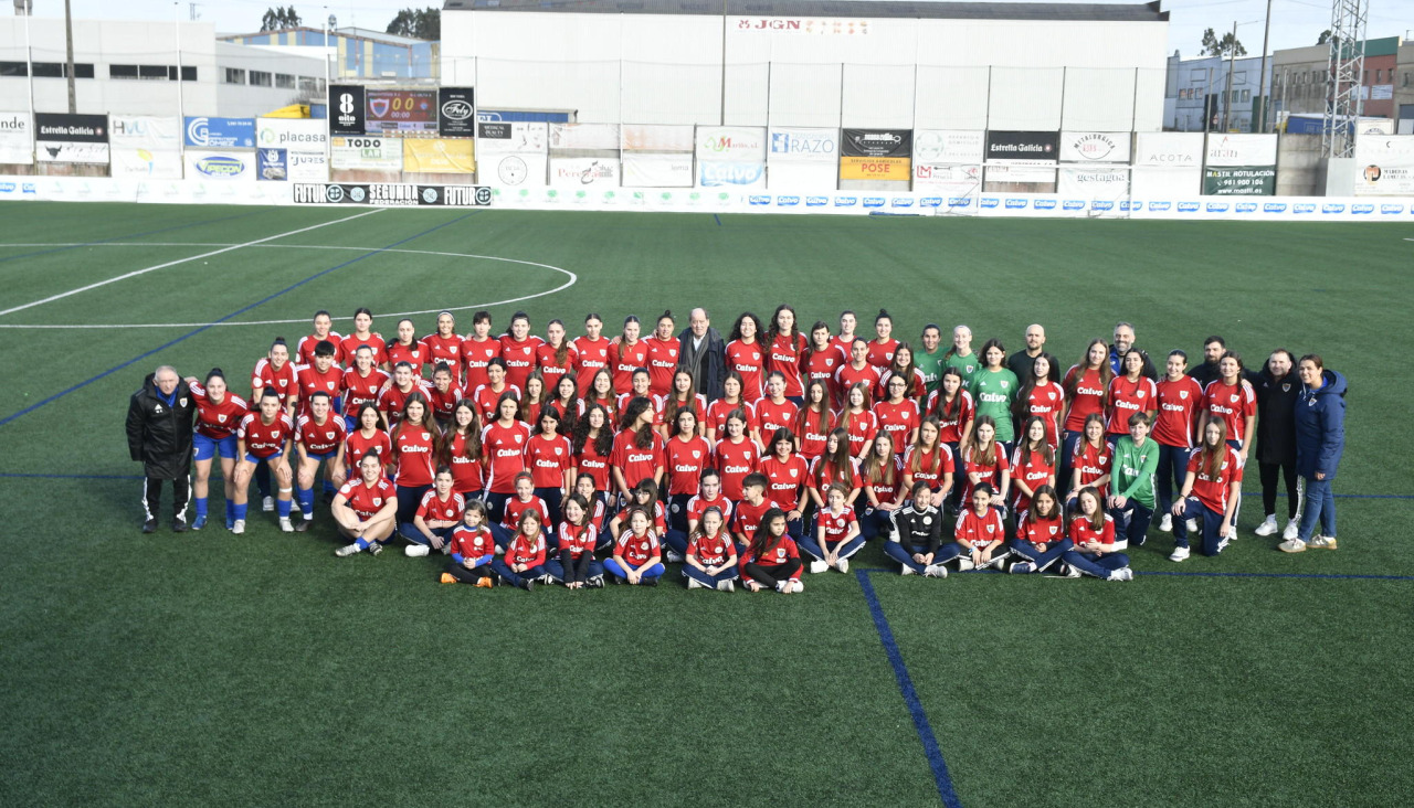 Foto de familias de los distintos equipos de categoría femenina del Bergantiños