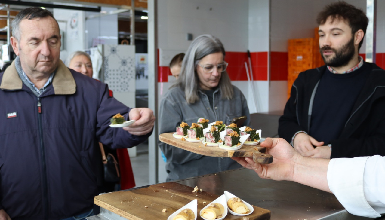 Degustación de los petiscos de Entroido en el mercado de Carballo