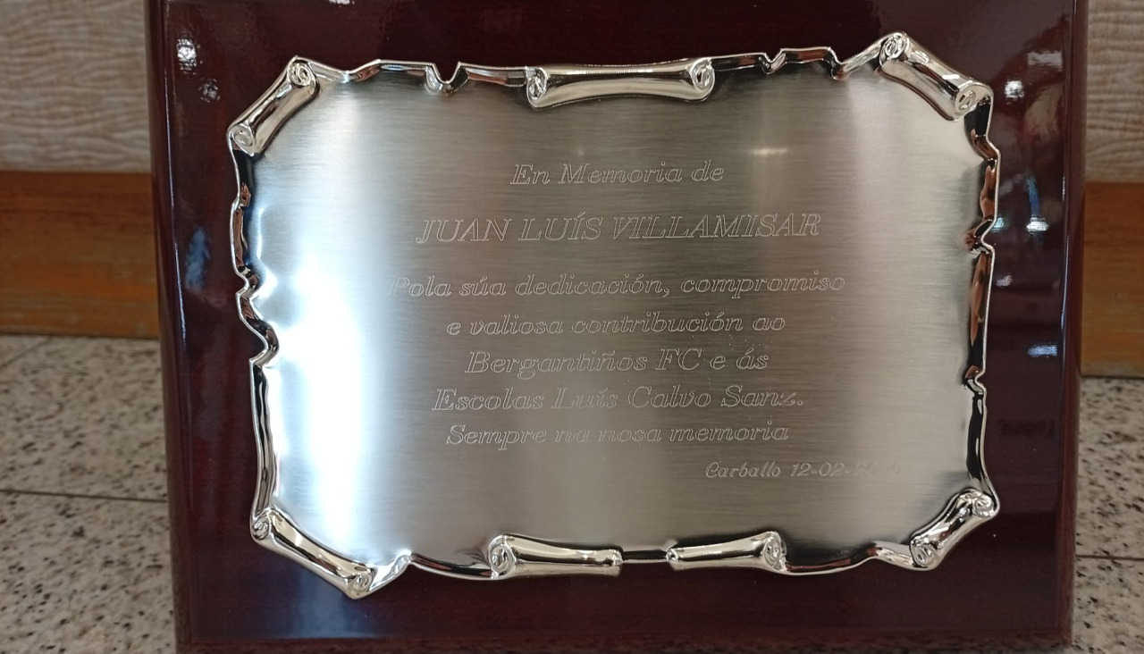 Placa conmemorativa Juan Luis Villamisar entregada a su familia