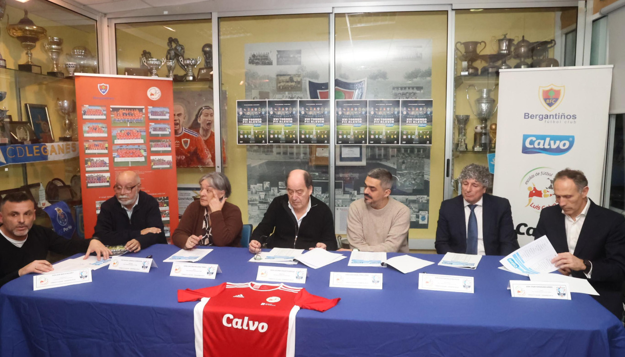 Los miembros del club, federación y el alcalde local en la presentación