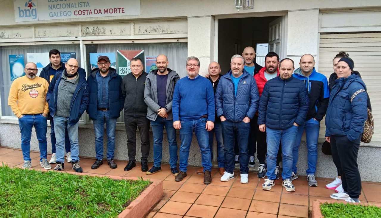 Los deputados con los trabajadores en la reunión