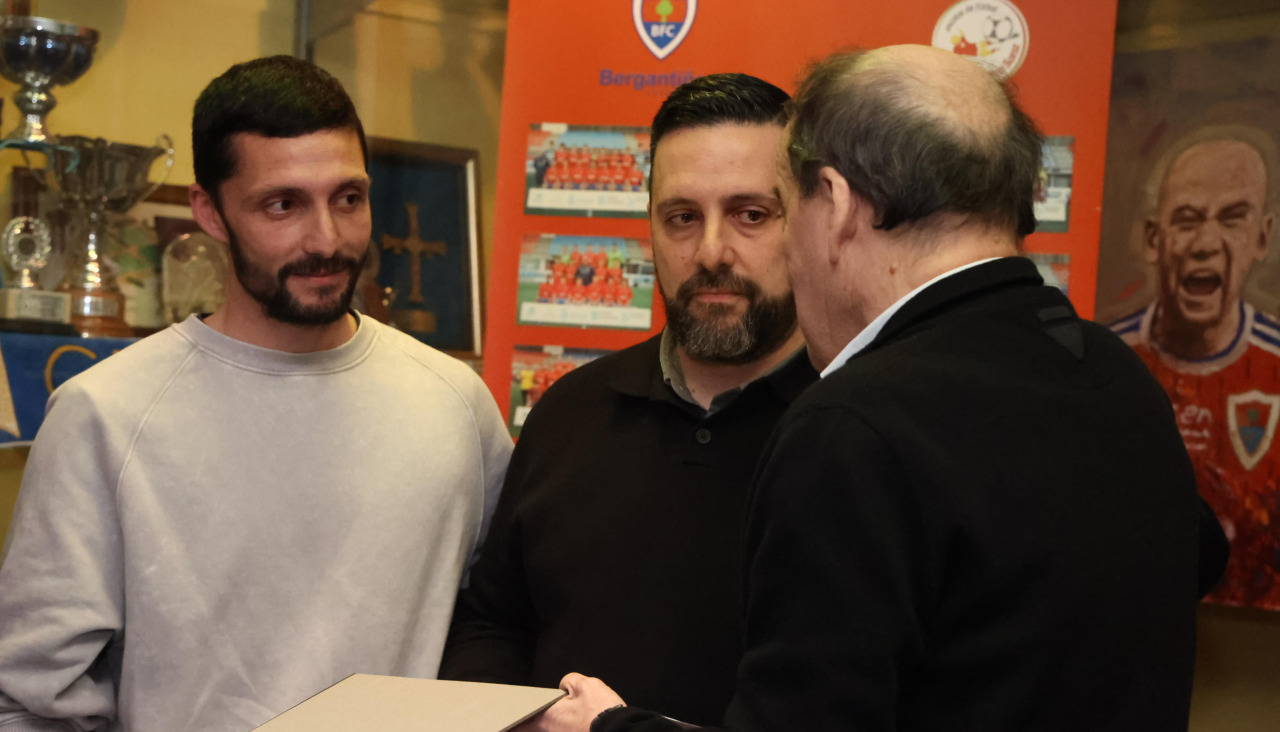 El presidente Luciano Calvo entregando la placa conmemorativa a los hijos de Juan Luis Villamisar