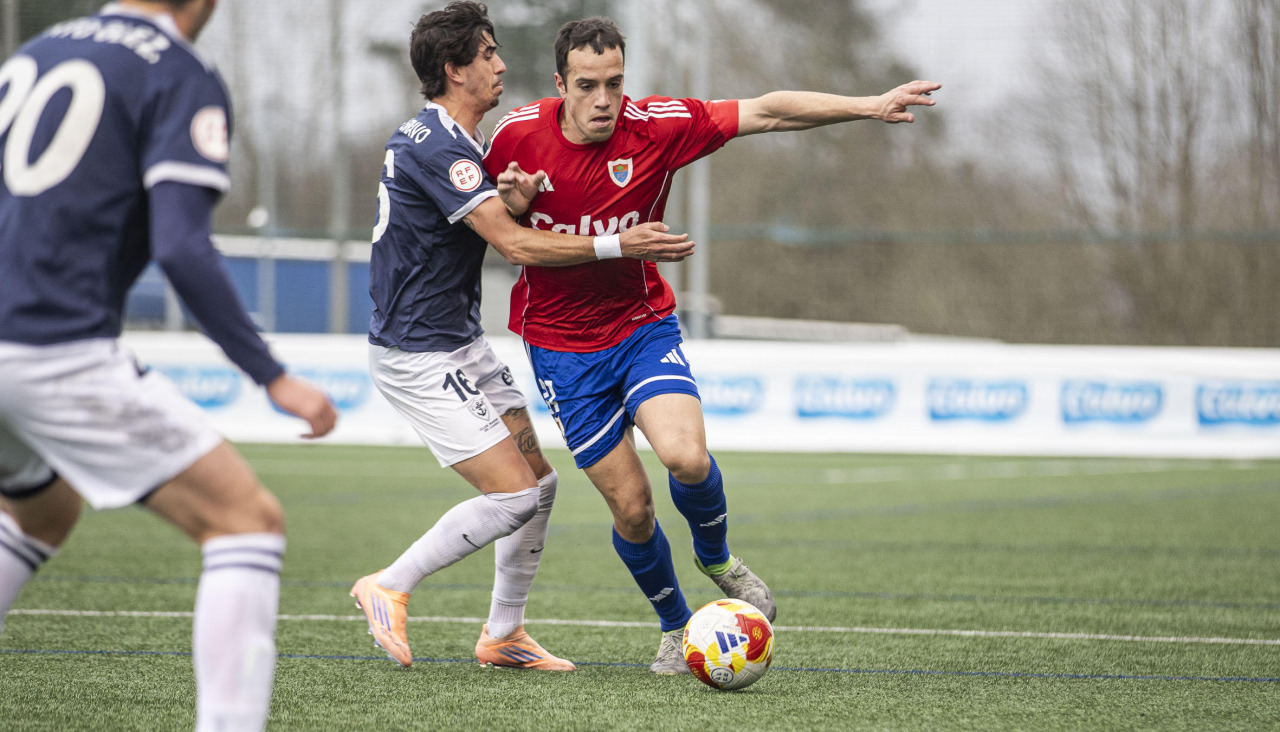 Keko Hevia disputa el balón con un jugador del Marino de Luanco, en el último partido jugado en As Eiroas | Raúl lópez