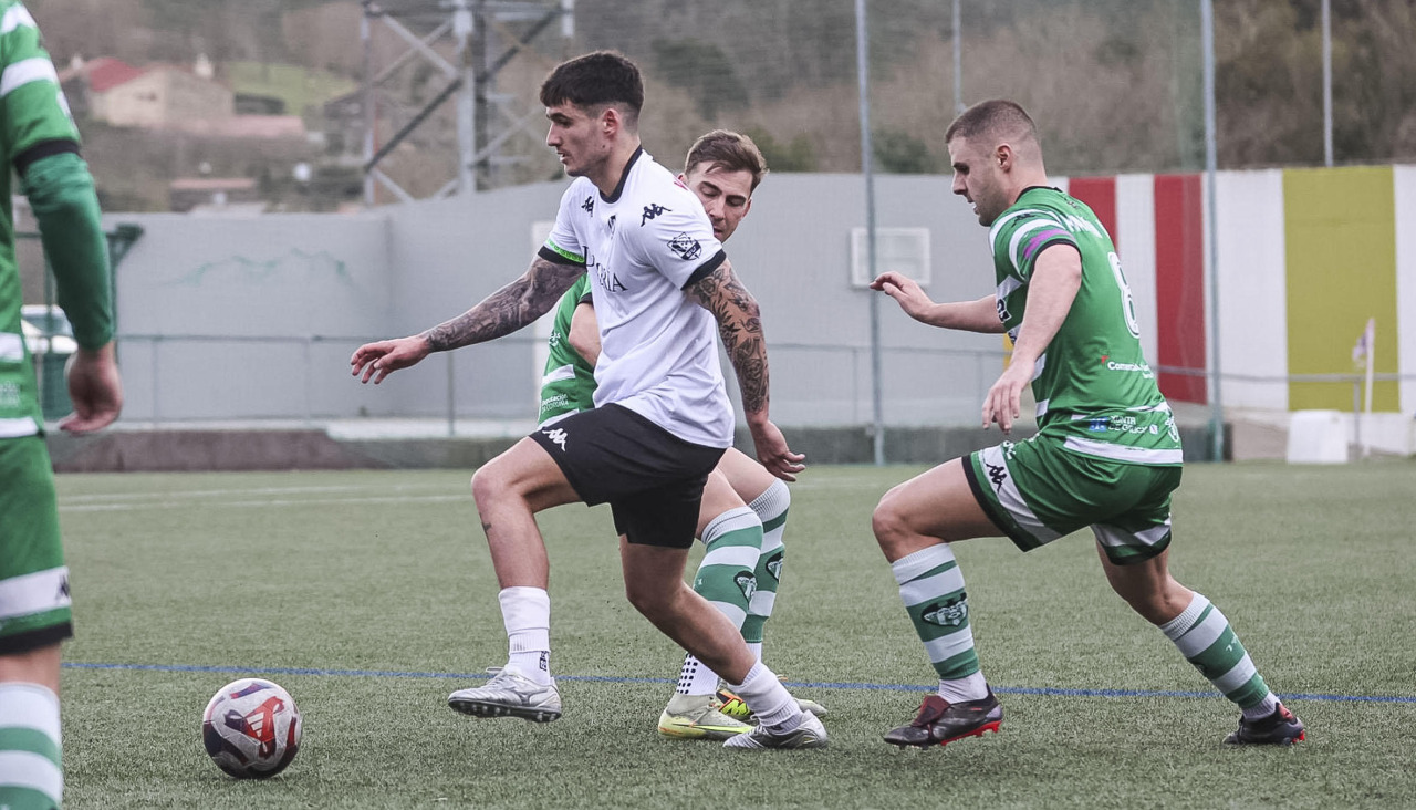 Tanto Dumbría como Paiosaco, en la imagen en el derbi de hace unas semanas, sumaron tres puntos