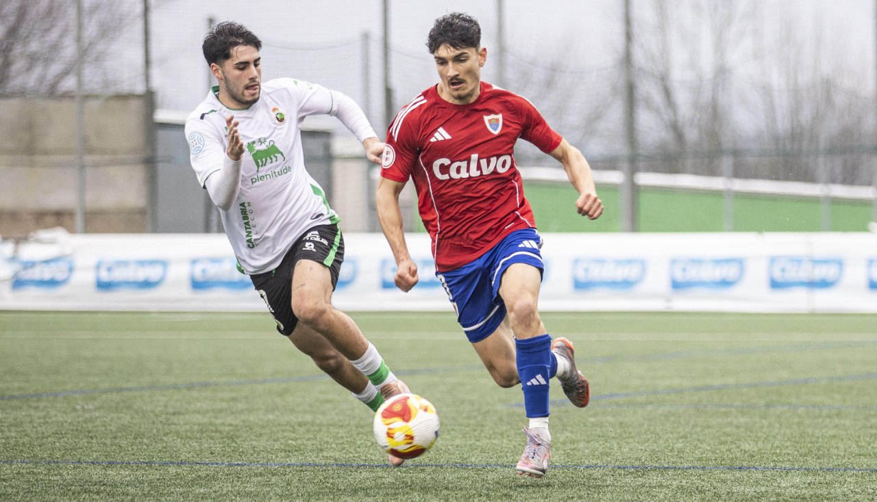 El lateral rojillo Sola tratando de marcharse de un jugador cántabro