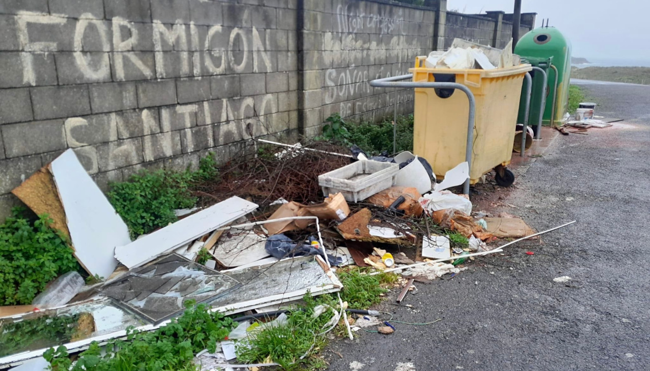 Basura fuera de los contenedores en Malpica