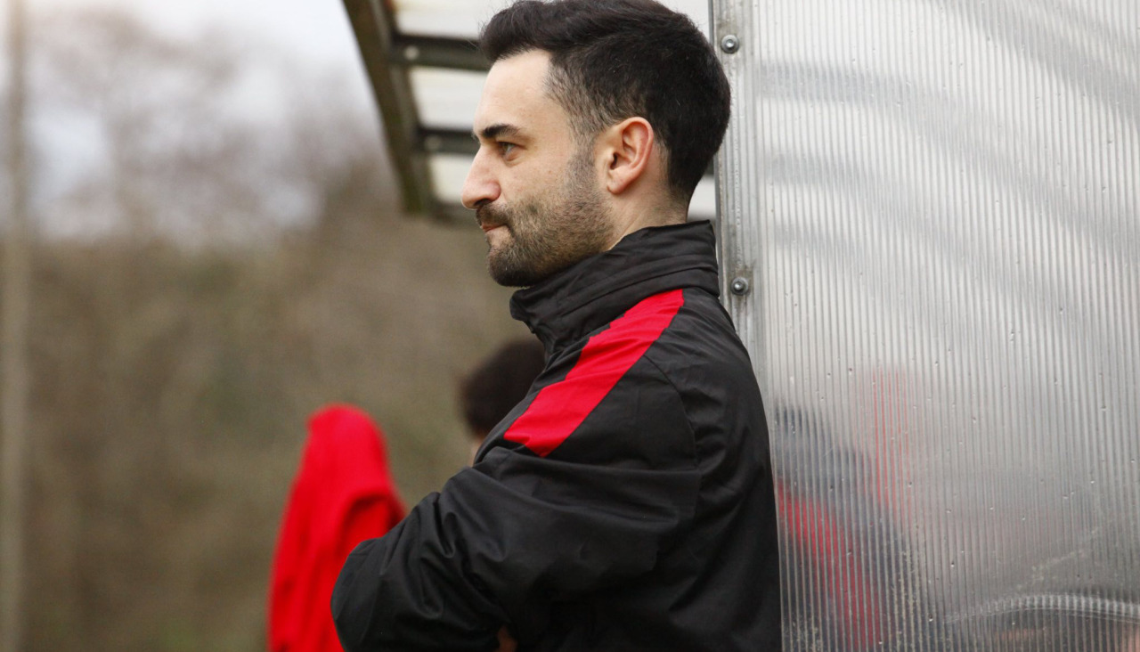 Iván Rojo siguiendo la evolución de un partido del San Lorenzo desde la banda