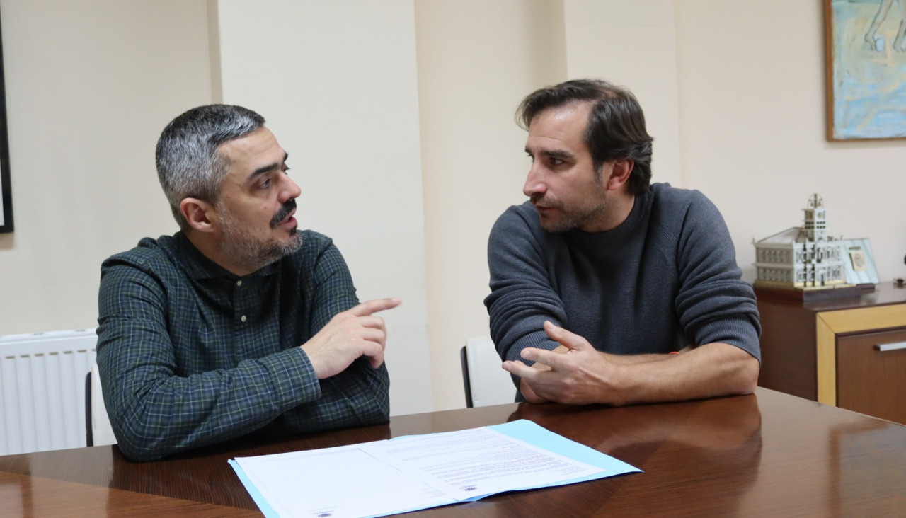 Daniel Pérez y Juan Seoane, dando a conocer los asuntos del pleno