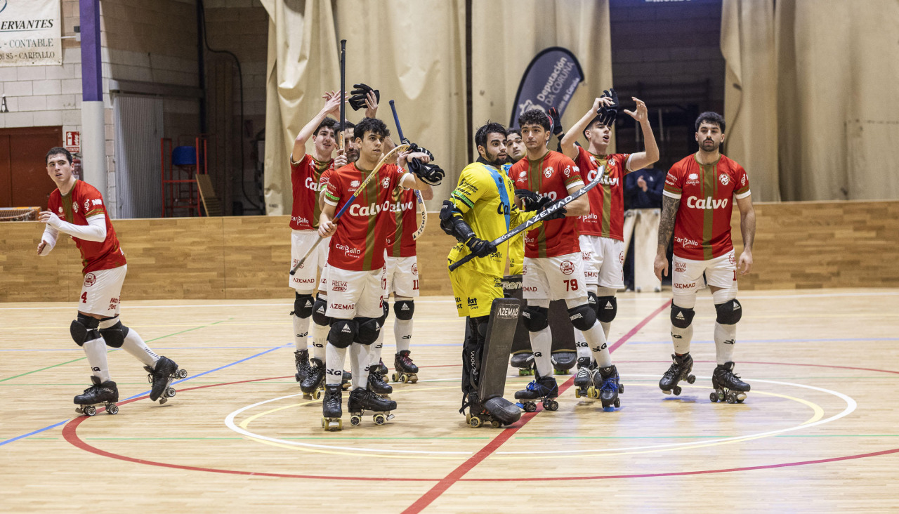Los jugadores del Escola Lubiáns saludando al público tras derrotar en casa al líder, Oviedo Roller