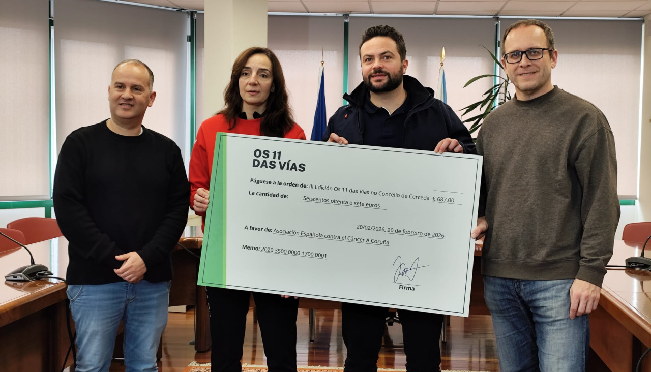 Durante la presentación se hizo entrega de un cheque de 687 euros a la junta local de la asociación coruñesa contra el cáncerCeduid