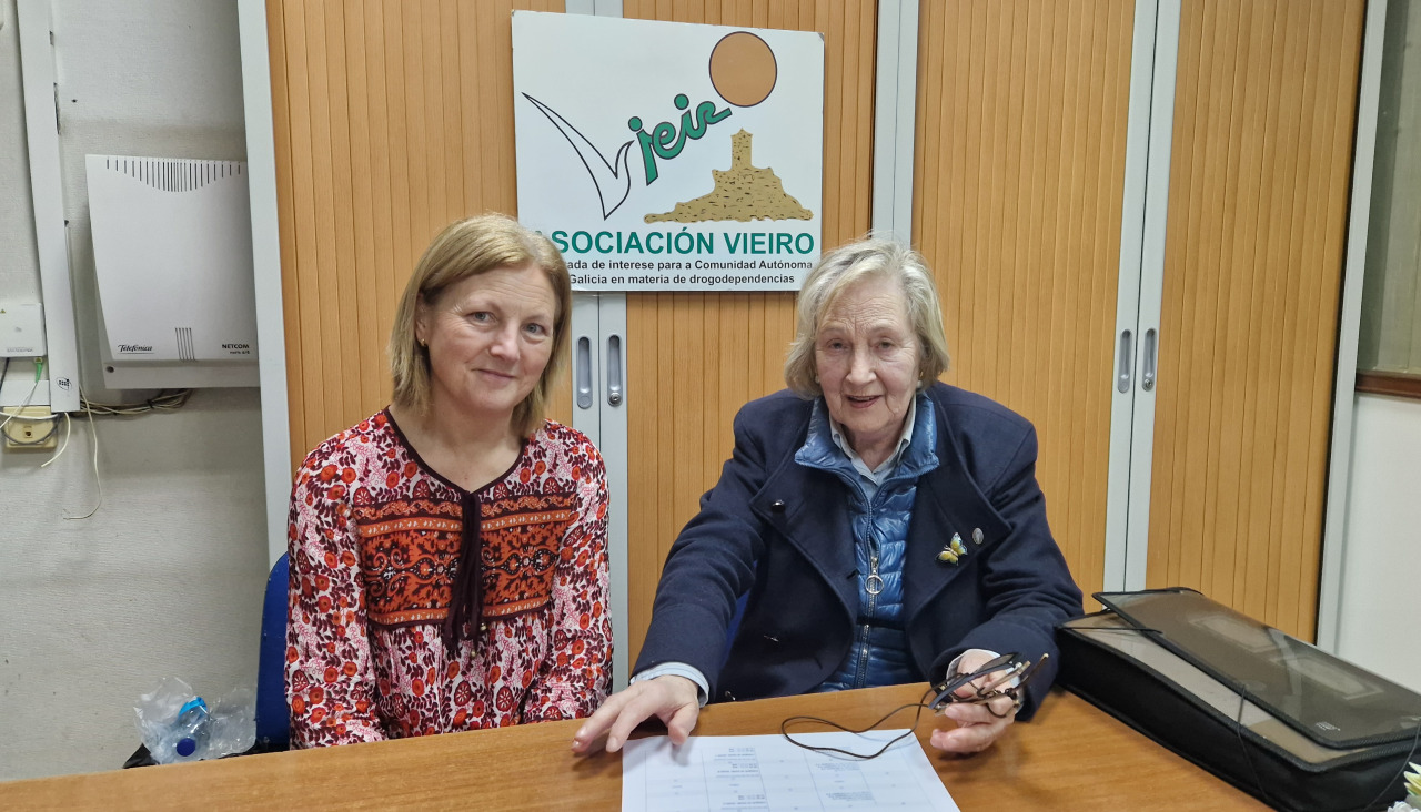 María del Carmen Bello (i.) y Fina Rey, representantes de Vieiro