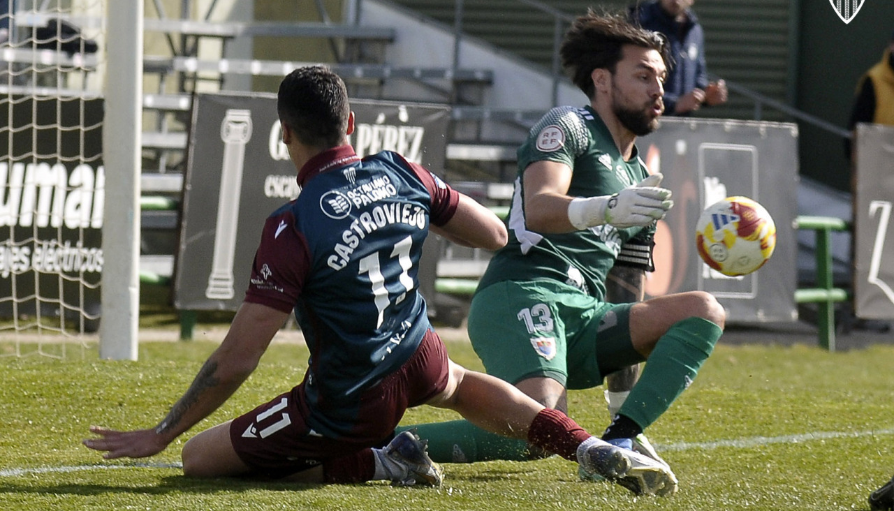 El meta carballés Santi Canedo en un mano a mano con Castroviejo, el goleador de la Segoviana