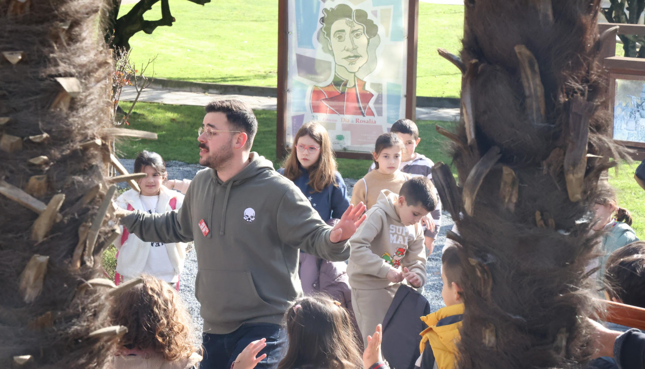 Las visitas de los escolares al Xardín de Rosalía, donde pudieron aprender de la figura de Rosalía a través de sus versos y la música