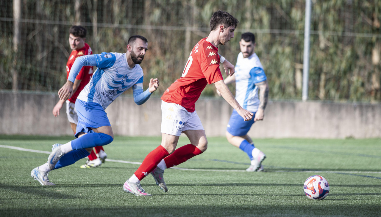 Julián Cortés se prepara para golpear un balón durante el partido contra el Cidade de Ribeira del domingo en O Carral