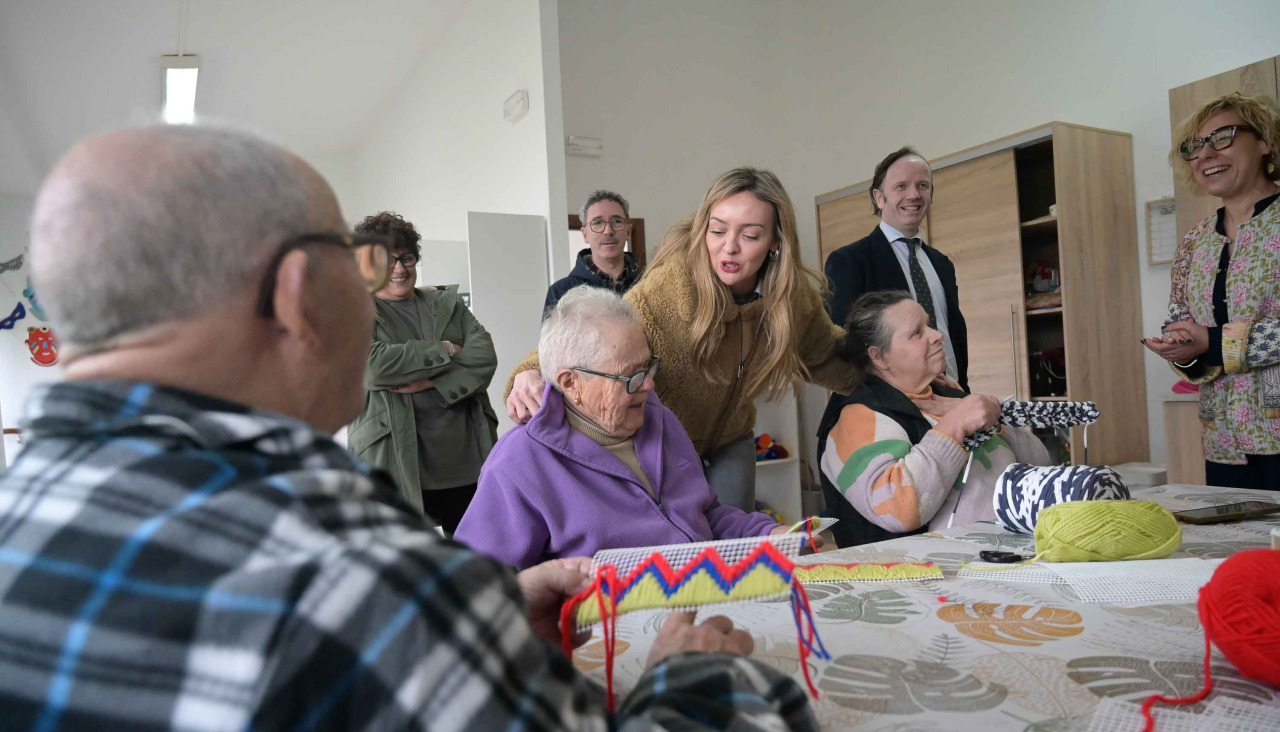 La conselleira Fabiola García departiendo con usuarias de la Casa do Maior de A Campara