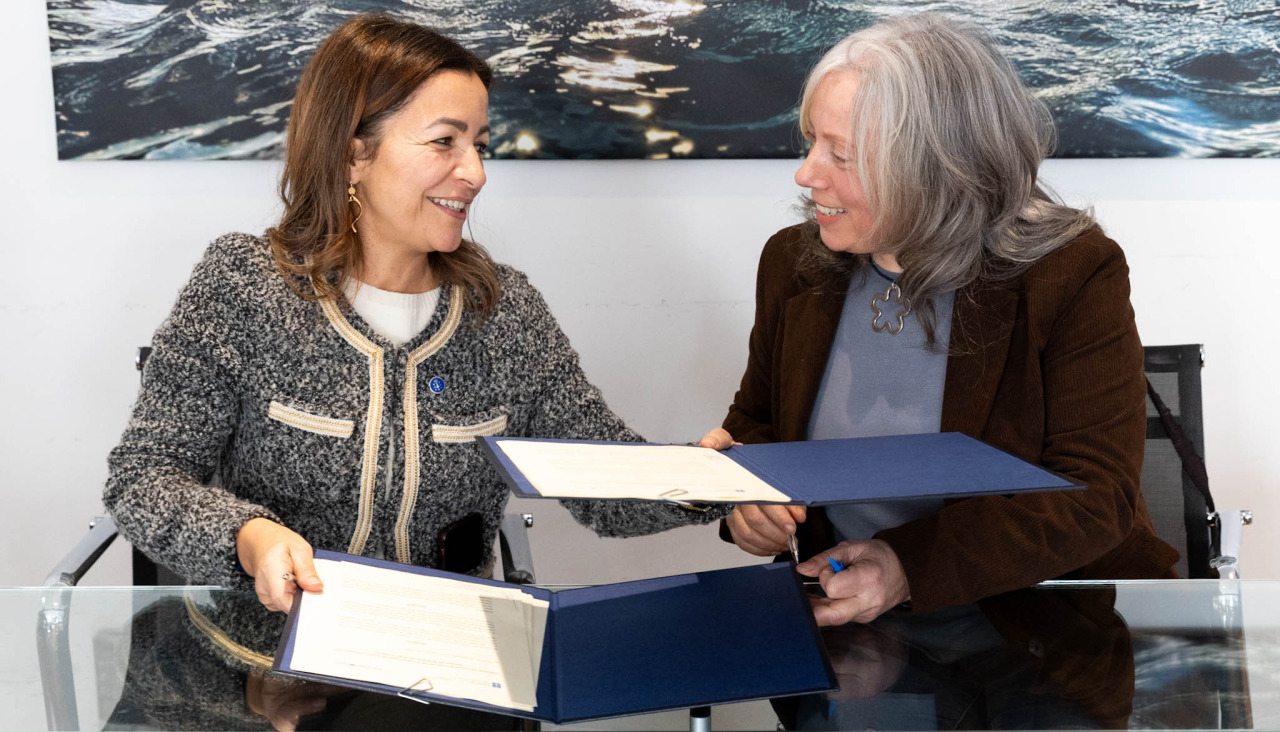 La conselleira do Mar, Marta Villaverde y la presidente de O Peirao, María Jesús González, firman el convenio | cedida