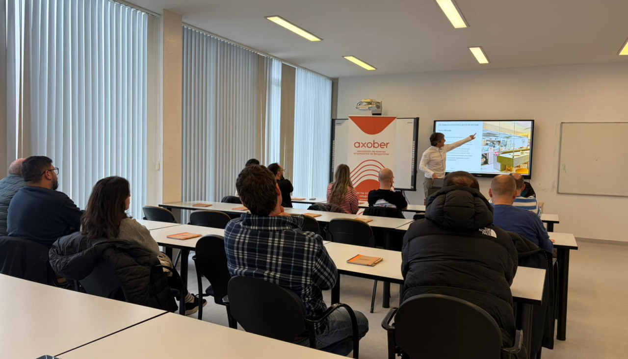 Marcos Roig explica a los profesionales diversas cuestiones sobre las cocinas | cedida