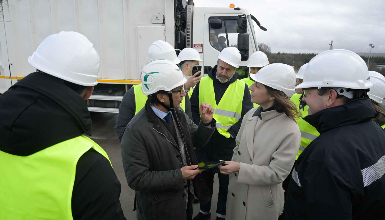 La conselleira de Medioambiente, Ángeles Vázquez en su visita a Curtis| cedida