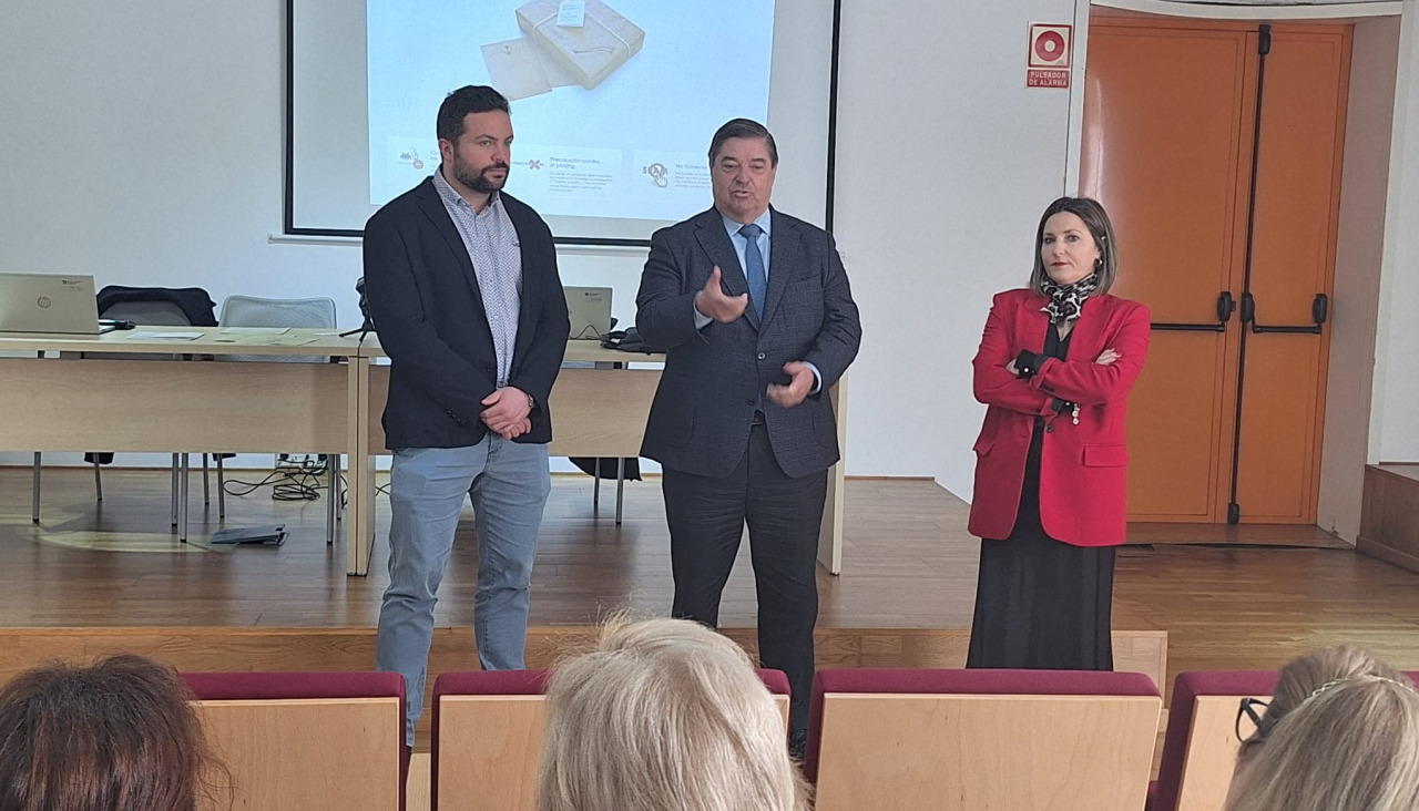 El subdelegado del estado Julio Abalde en la jornada en Cerceda | cedida