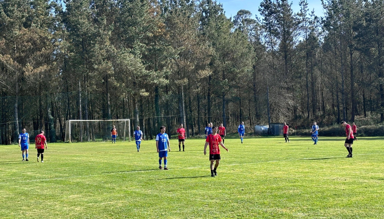 El partido entre el A Piña y el Corme tuvo emoción hasta el final