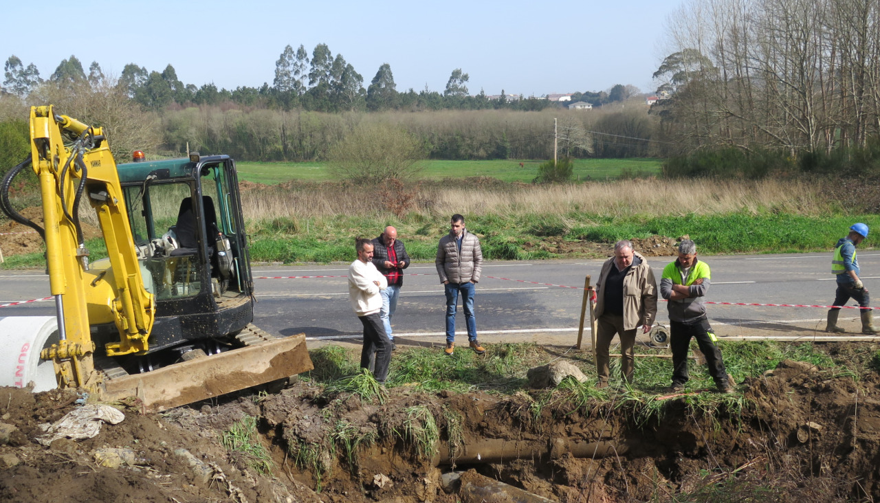 El alcalde, José Manuel López Varela, y los concejales José Ramón Martínez Barbeito y Pablo Cambón revisan la obra | cedida