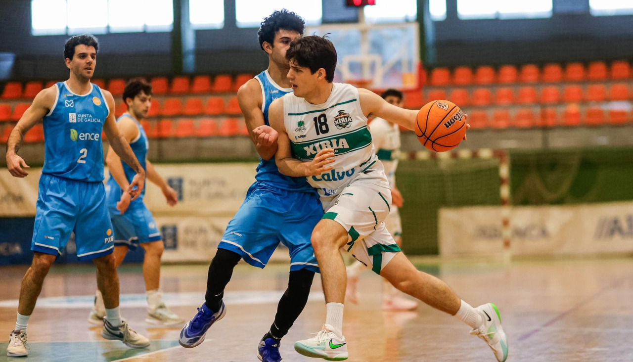 Santi Martínez intenta una penetración en el partido del pasado fin de semana ante el Marín