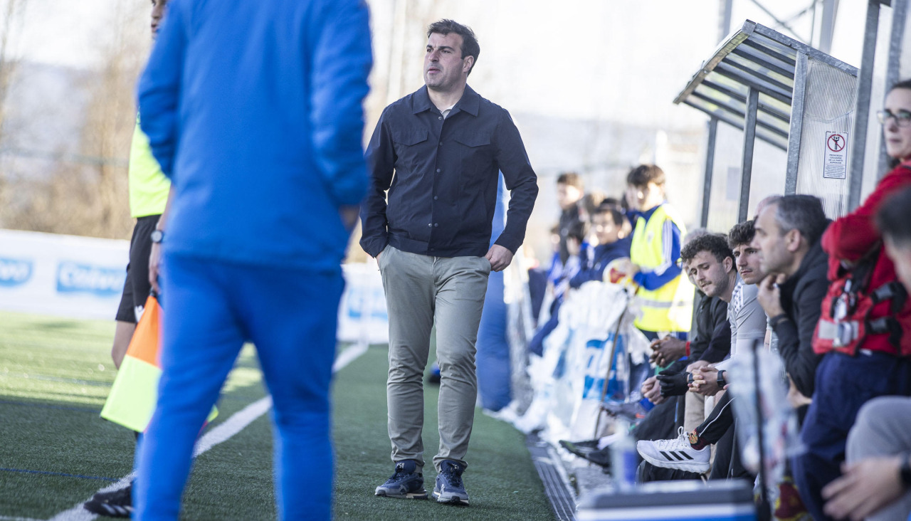 Simón dirigiendo a su equipo en la banda en el partido ante el Fabril