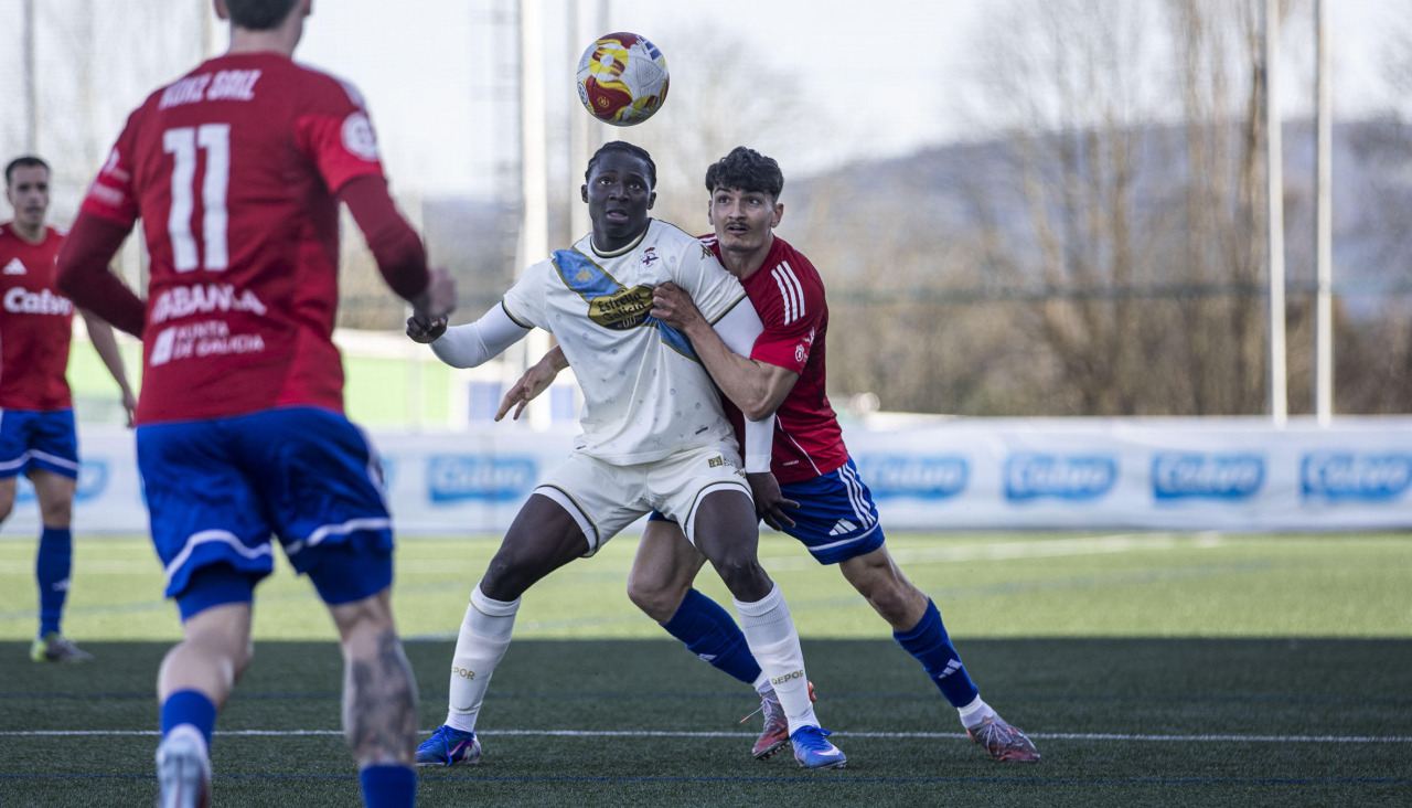 El lateral Sola forcejeando con un jugador del Fabril en el derbi jugado hace algunas semanas en As Eiroas