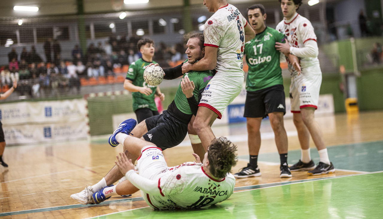 El carballés Gabriel Castiñeiras es objeto de una falta en el partido ante el Luceros