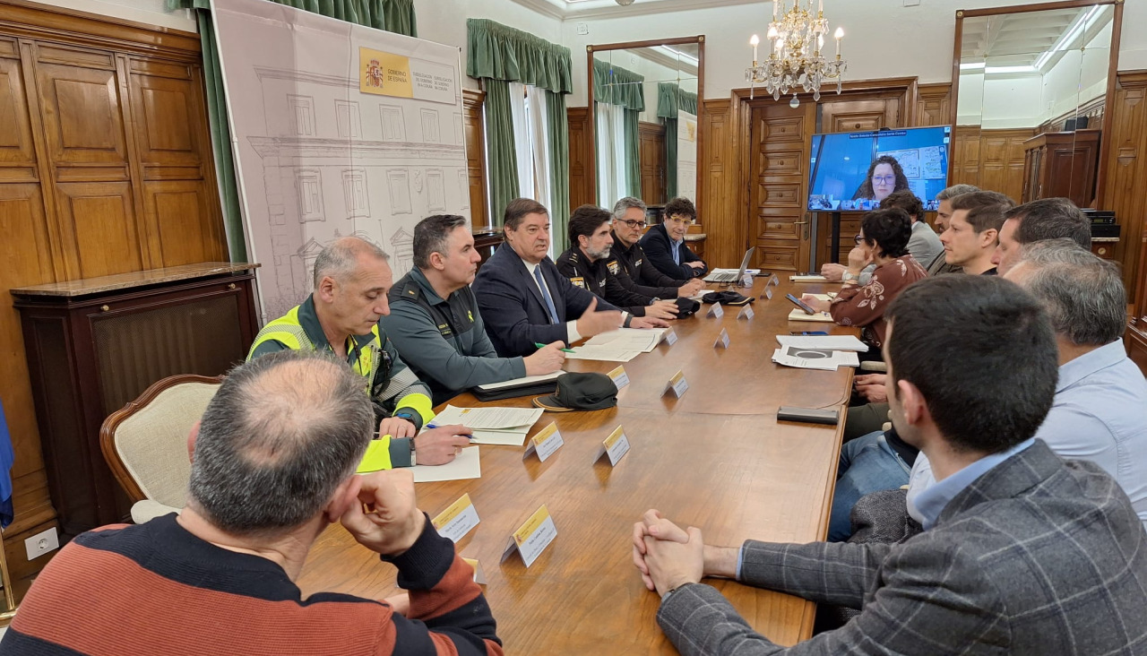 El subdelegado del Gobierno Julio Abalde con los representantes de los distintos municipios | cedida