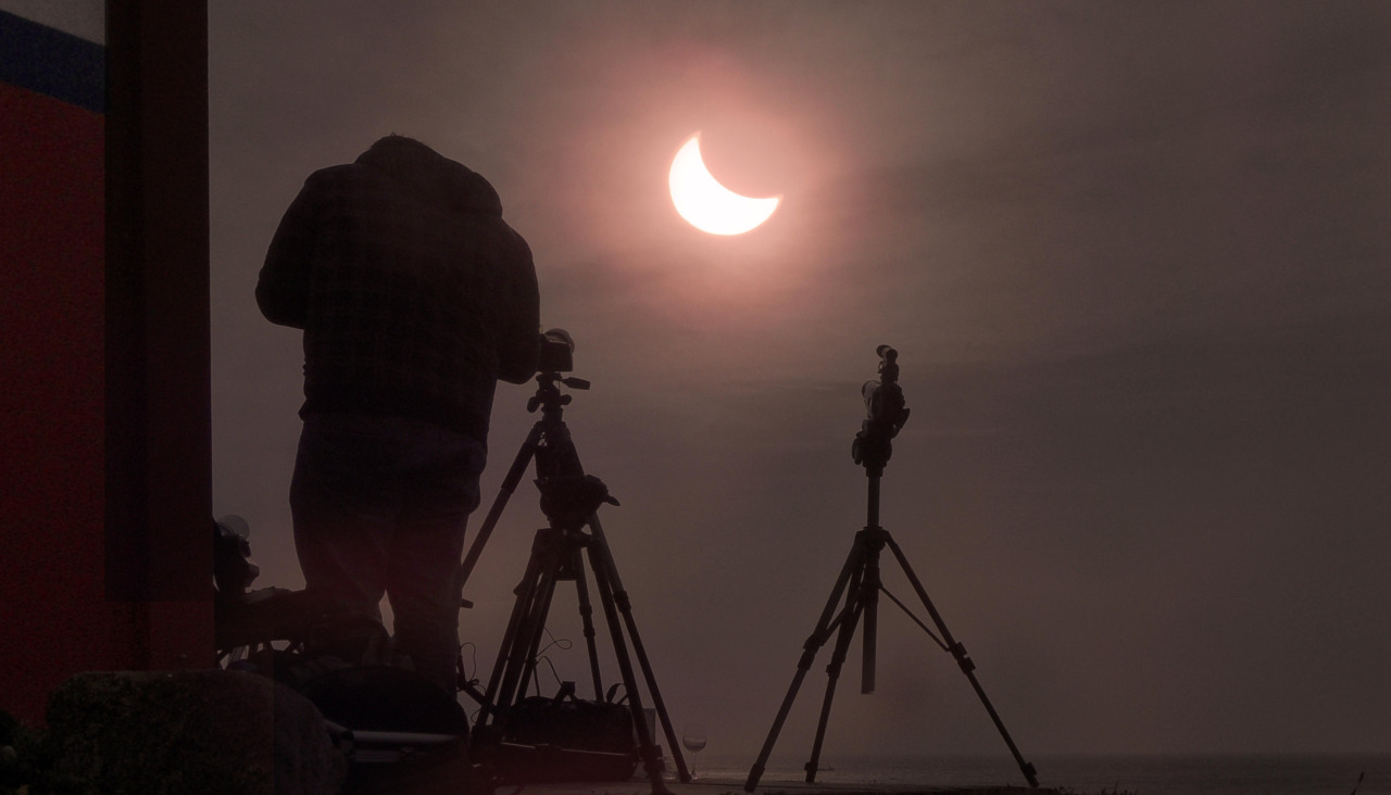 21 marzo 2015 página 9Fisterra.- El eclipse solar, visto ayer desde Fisterra