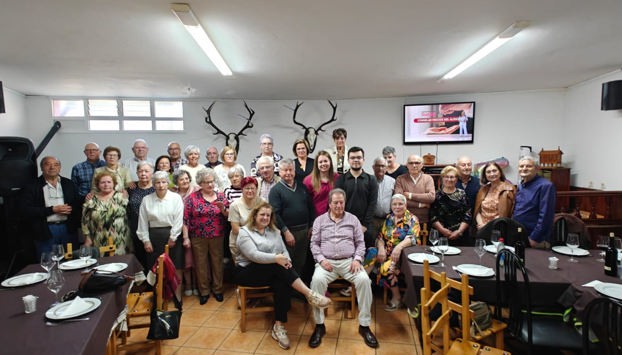 Asistentes al cocido organizado por la Coral Polifónica Santa Marta de Traba y la AC A Ponte Vella de Coristanco en el establecimiento Casa Josefa de A Mata