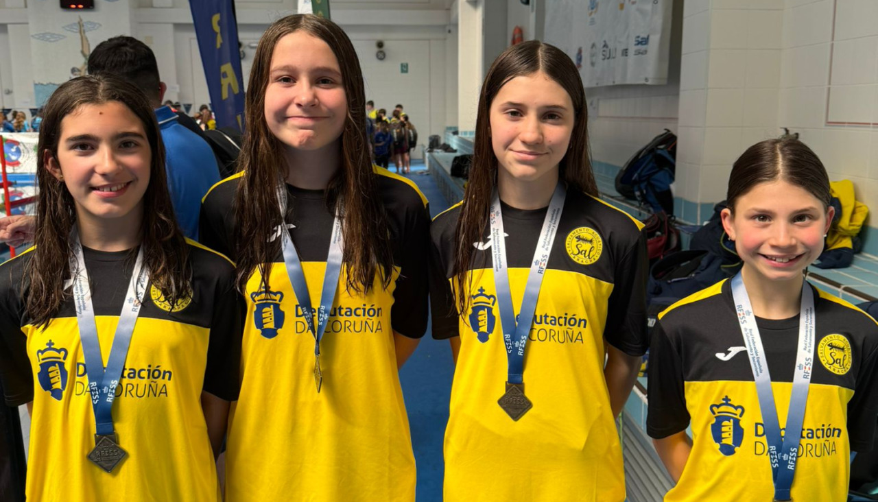 El equipo infantil femenino que logró el oroen  relevo con aletas 4 x50 y el bronce en 4x50 combinado, además de quedar terceras en la general