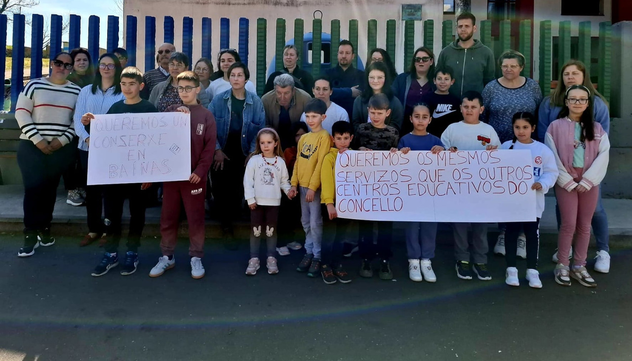 Familias de Baíñas afectadas por la falta de conserje en el colegio