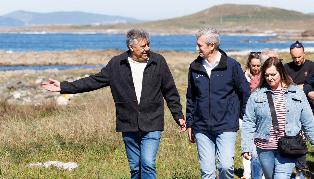 El presidente de la Xunta recorrió un tramo del Camiño Litoral que discurre por el municipio de Carnota