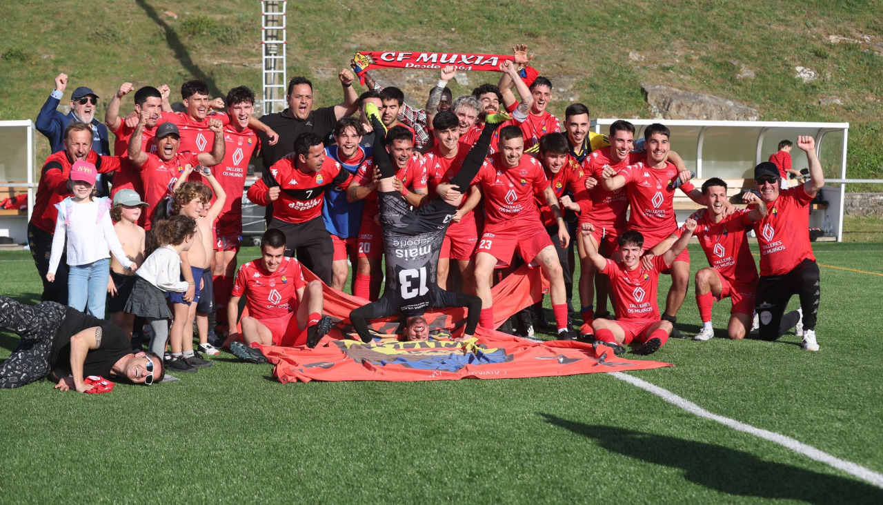 El plantel del Muxía celebrando el pase a la final al término del partido