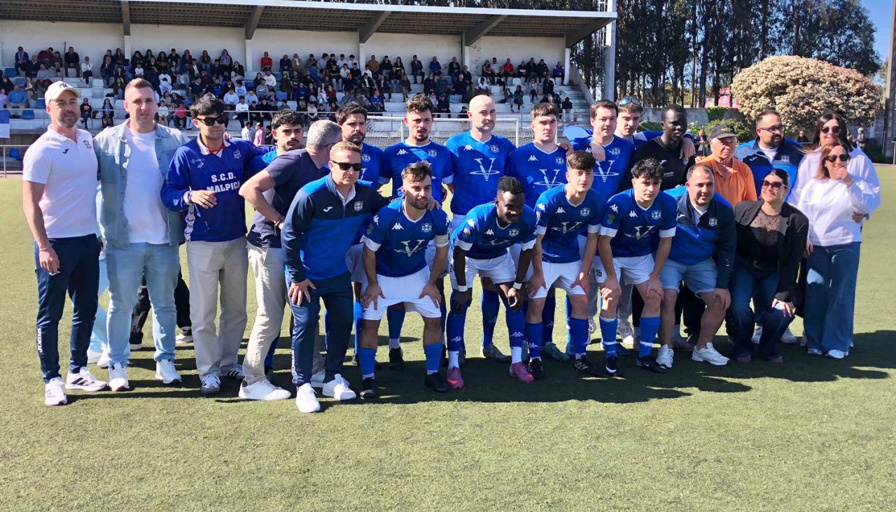 El plantel del Malpica posando antes de la semifinal contra el Porteño