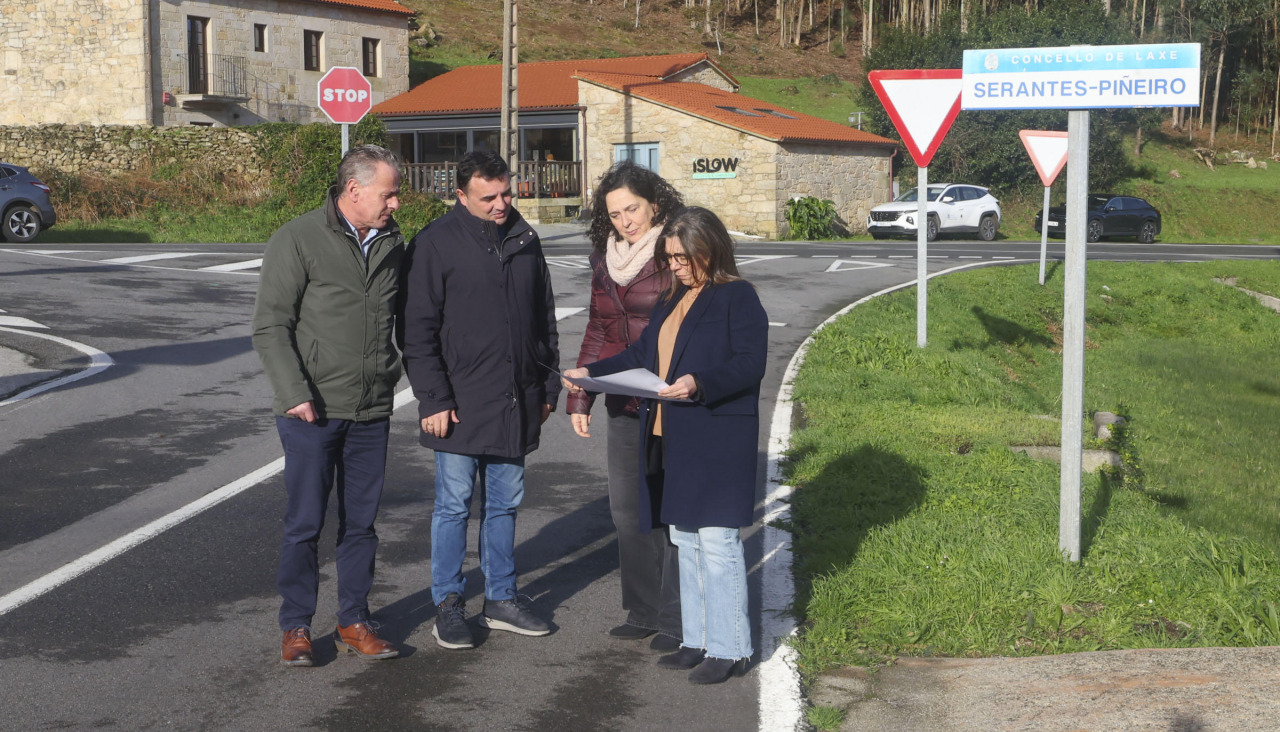 La delegada de la Xunta, Belén do Campo , y el alcalde de Laxe, Francisco Charlín, supervisando la zona de la actuación