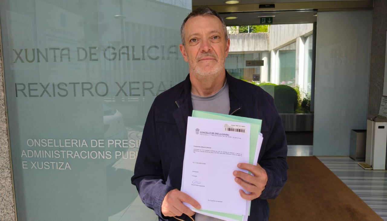 El alcalde de Zas, Manuel Muíño, posando ante el registro de la Xunta antes de hacer entrega de las firmas