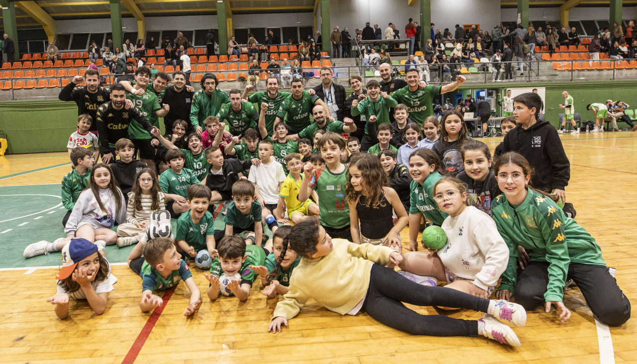 La plantilla del Calvo Xiria posando con miembros de sus categorías inferiores al término del partido ante el Cañiza