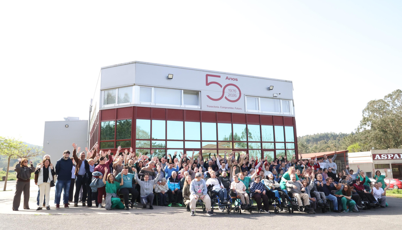 El primer acto del aniversario fue una foto de familia en A Brea