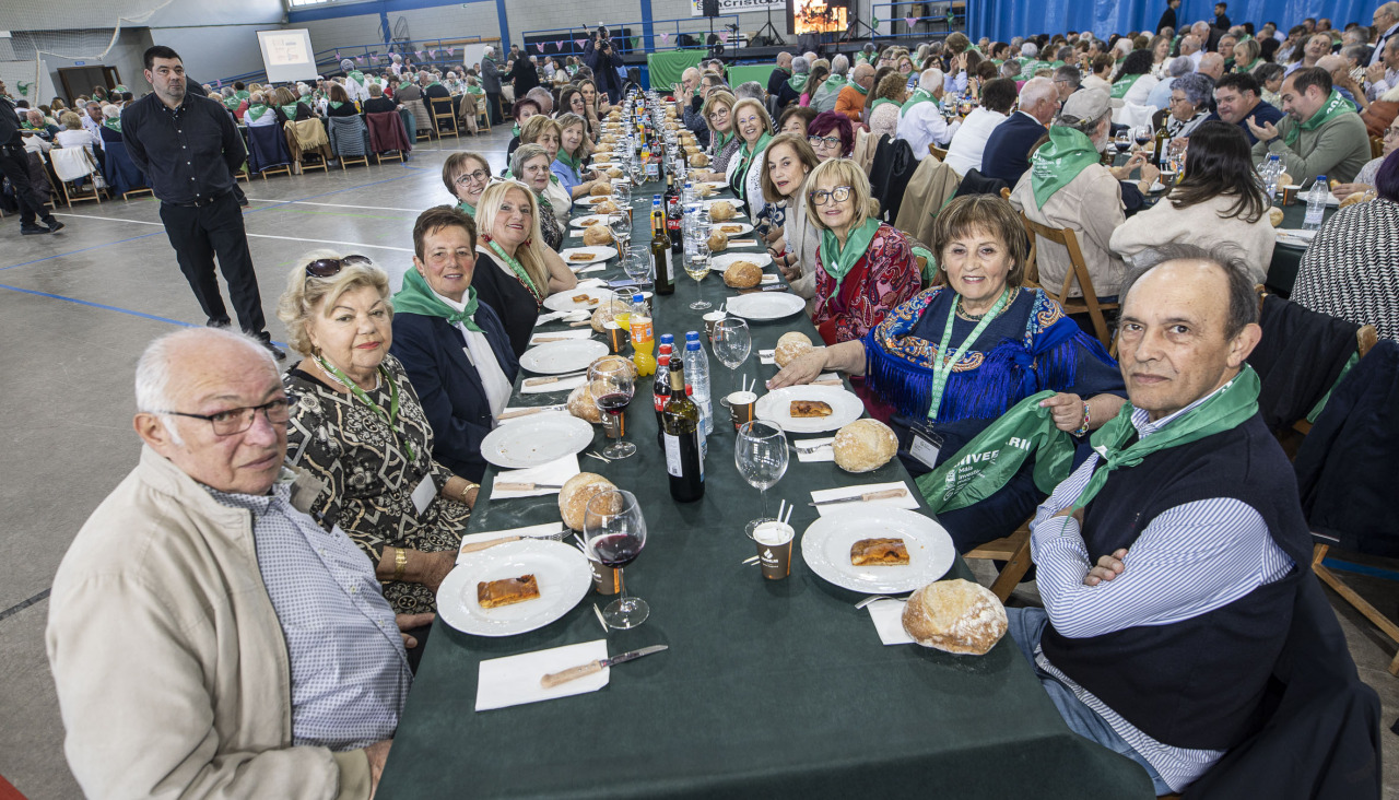 El xantar solidario se llevó a cabo en el polideportivo de A Carballo
